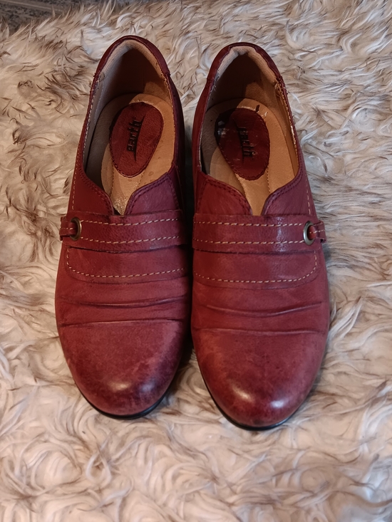 Earth Shoes - Earth Women's Burgundy Leather Heeled Loafers
